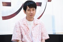 大学生の悩みに耳を傾ける二宮和也（嵐）。