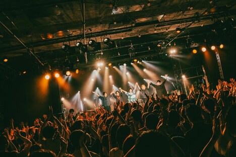 「石崎ひゅーい 10th Anniversary LIVE 『、』（てん）」東京・LIQUIDROOM公演の様子。（撮影：鈴木友莉）