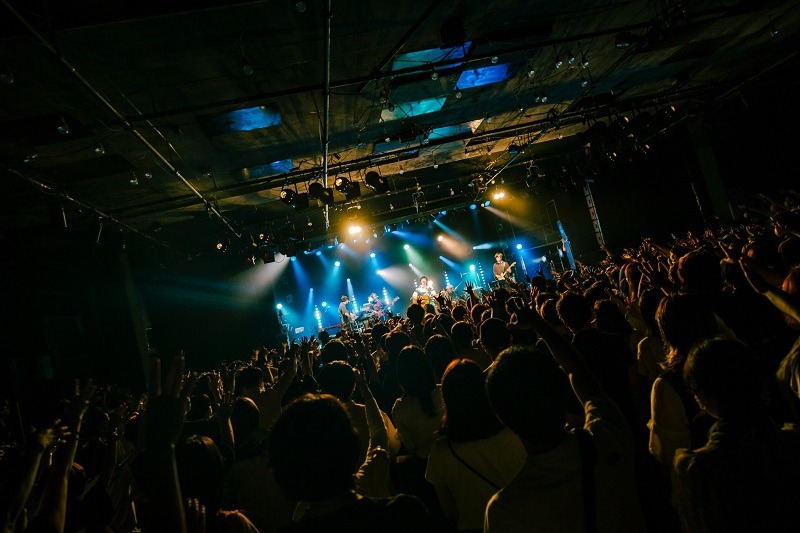 「石崎ひゅーい 10th Anniversary LIVE 『、』（てん）」東京・LIQUIDROOM公演の様子。（撮影：鈴木友莉）
