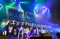 肩を組んで歌う私立恵比寿中学とアンジュルム。（photo by AZUSA TAKADA）