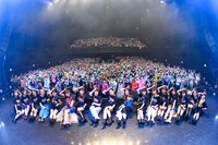 記念撮影する私立恵比寿中学とアンジュルム。（photo by AZUSA TAKADA）