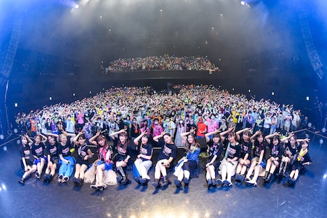 記念撮影する私立恵比寿中学とアンジュルム。（photo by AZUSA TAKADA）