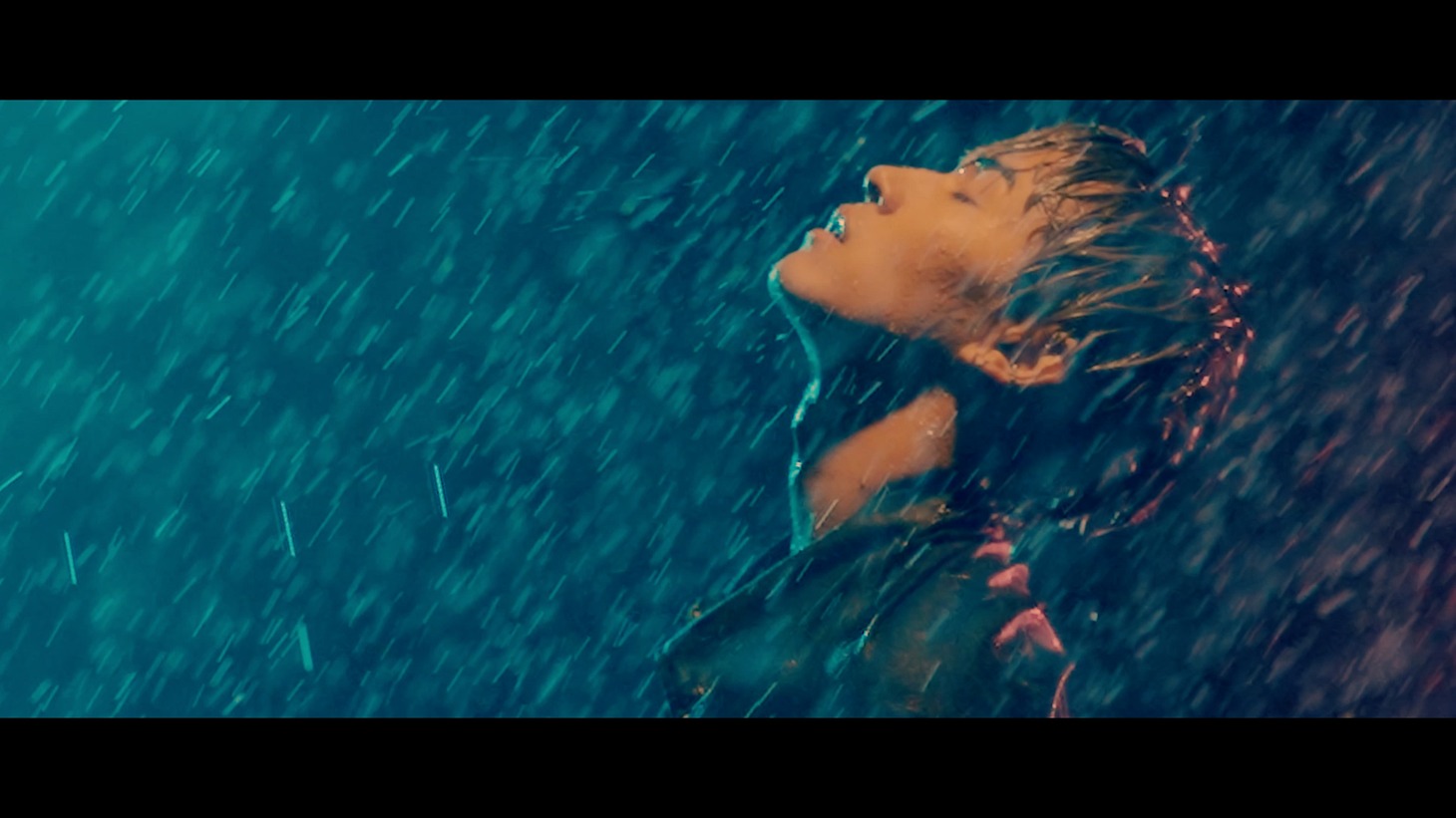 Ayumu Imazu「Over You」ミュージックビデオより。