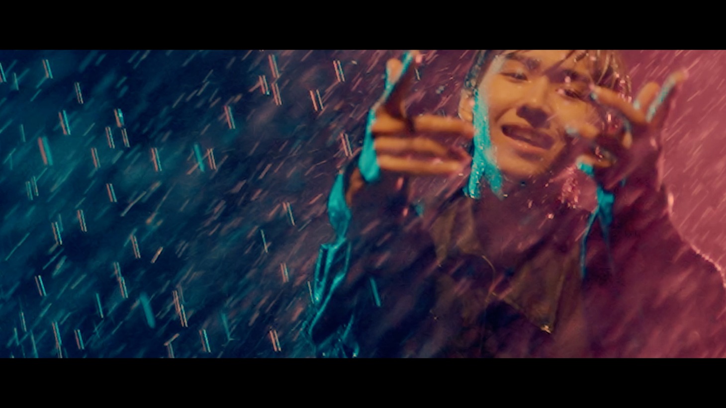 Ayumu Imazu「Over You」ミュージックビデオより。