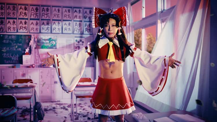 西川貴教がへそ出し巫女姿でワイヤーアクション 僕は霊夢と同じフリー素材のようなもの 動画あり コメントあり 写真12枚 音楽ナタリー