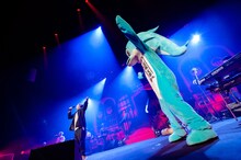 レキシとイルカの吉尾太郎。（撮影：聖徳太郎［田中聖太郎］）