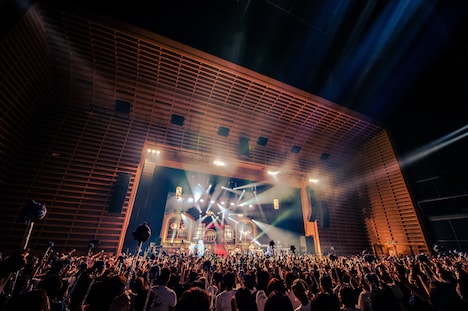 「KMTR645 feat. ネコカミノカマタリ」のパフォーマンスの様子。（撮影：聖徳太郎［田中聖太郎］）