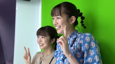 左から上白石萌音、佐藤栞里。(c)日本テレビ