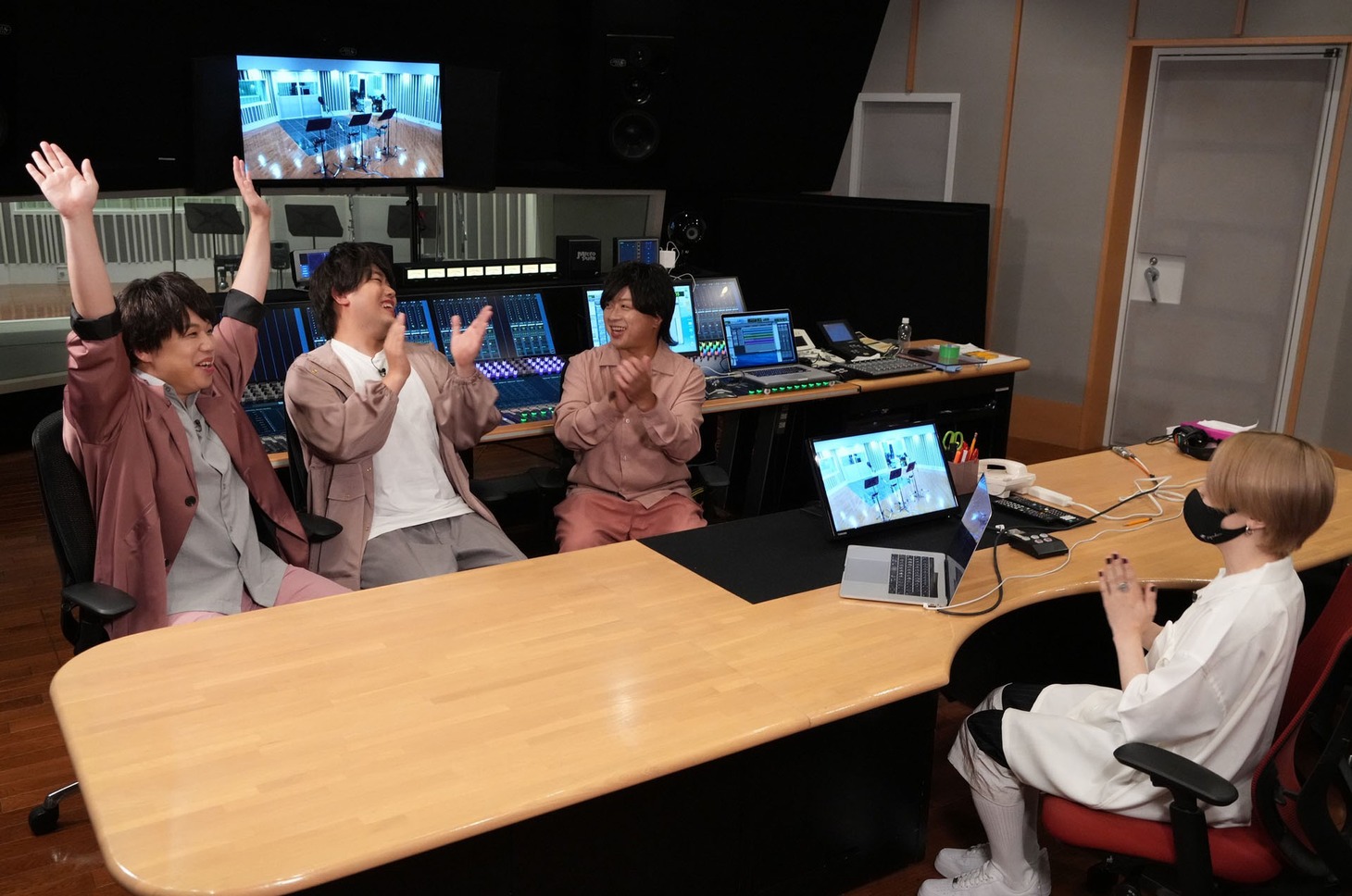はこね男子とsyudou（右）。(c)フジテレビ