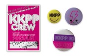 小泉今日子「KKPP ～TOUR 2022 Live at 中野サンプラザホール～」完全生産限定盤付属ステッカーと缶バッジ。