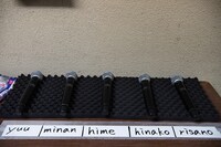 メンバーの名前が書かれた5本のマイク。