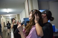 本番数分前にマッサージを受けるhinako。