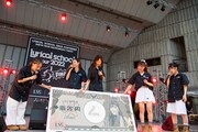 巨大な「次の一万円札」を運ぶlyrical school。