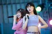 背中合わせのhinako（左）とminan（右）。
