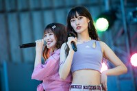 背中合わせのhinako（左）とminan（右）。