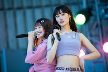 背中合わせのhinako（左）とminan（右）。