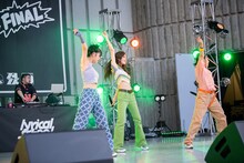 息の合ったダンスを見せるyuu、hime、risano（左から）。