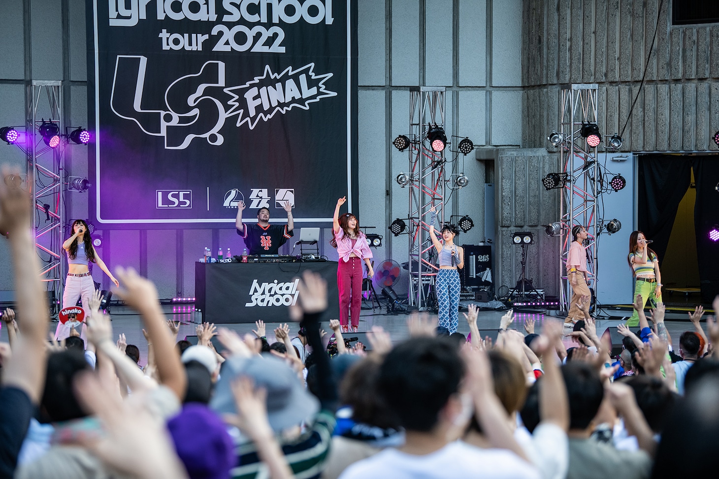 「lyrical school tour 2022 "L.S." FINAL @日比谷野外音楽堂」の様子。