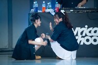 座り込むyuu（左）とhinako（右）。