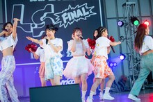 アイドル衣装で飛び出すhinako。