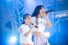 肩を組むrisano（左）とminan（右）。