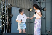 手をつなぐyuu（左）とminan（右）。