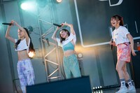 客席にアピールするminan、hime、hinako（左から）。