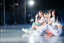 記念撮影を行うlyrical school。