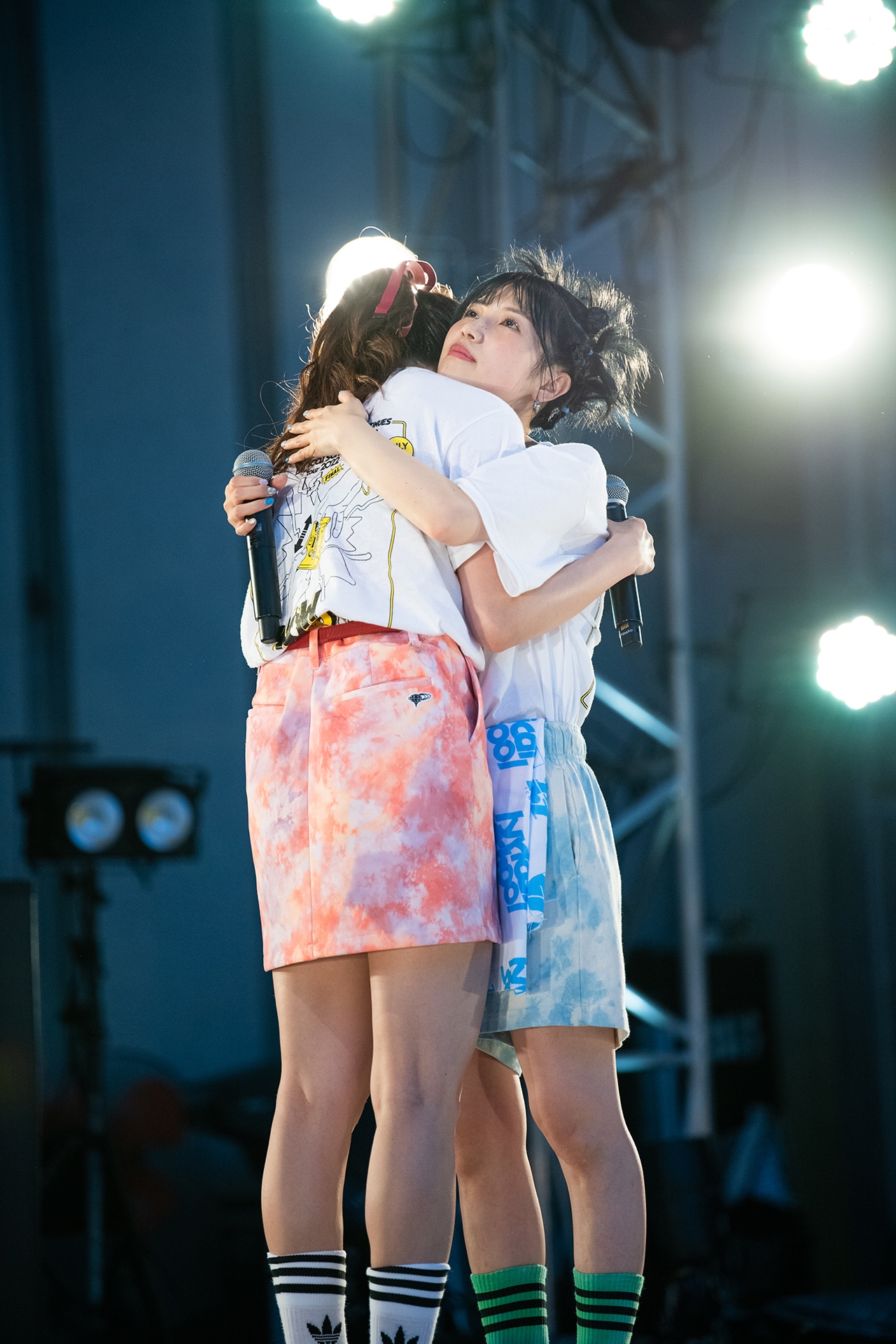 抱き合うhinako（左）とyuu（右）。