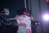 抱き合うyuu、hinako、risano（左から）。
