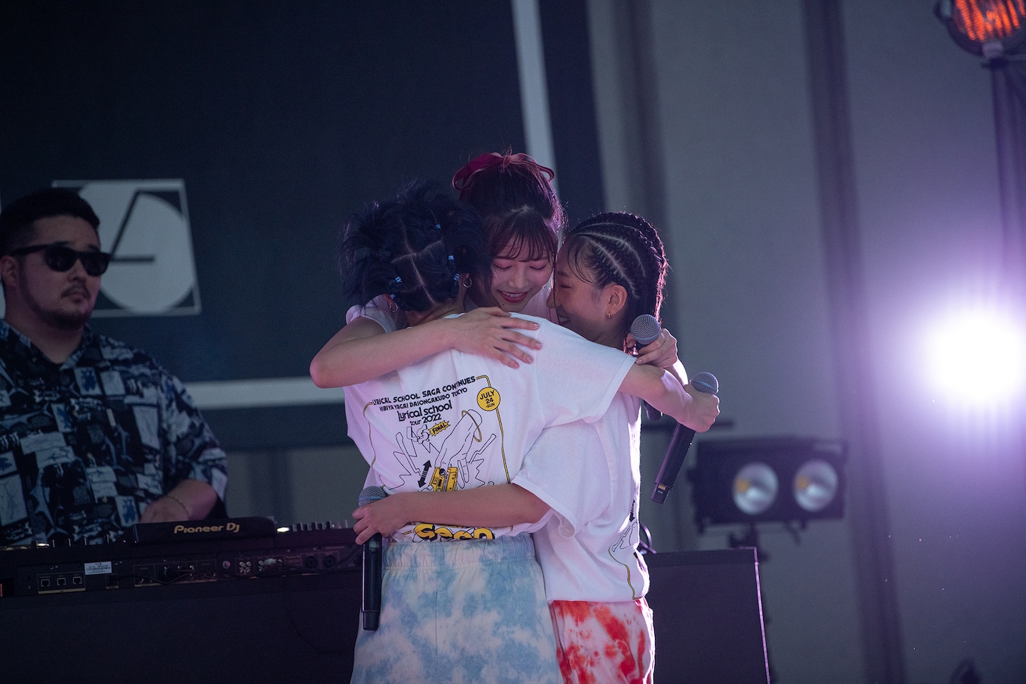 抱き合うyuu、hinako、risano（左から）。