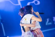 抱き合うminan（左）とhinako（右）。