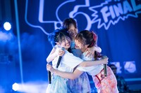 抱き合うyuu、minan、hinako（左から）。