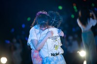 抱き合うhinako（左）とyuu（右）。