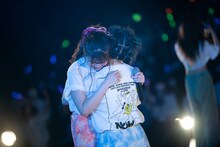 抱き合うhinako（左）とyuu（右）。