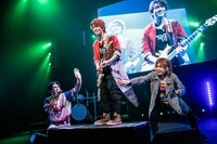 ゴールデンボンバー（撮影：菅沼剛弘）