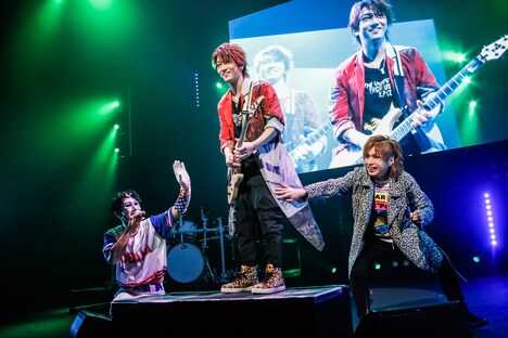 ゴールデンボンバー（撮影：菅沼剛弘）