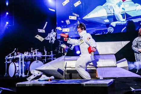 「抱きしめてシュヴァルツ」で念願の“社長”に扮した喜矢武豊（G）。（撮影：菅沼剛弘）