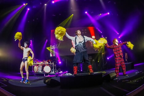 「女々しくて」を披露するゴールデンボンバー。（撮影：菅沼剛弘）