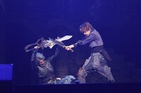 「REAL RPG STAGE『ETERNAL2』-荒野に燃ゆる正義-」舞台パートより。(c)Asobimo, Inc. (c)YOSHITAKA AMANO (c)LDH JAPAN