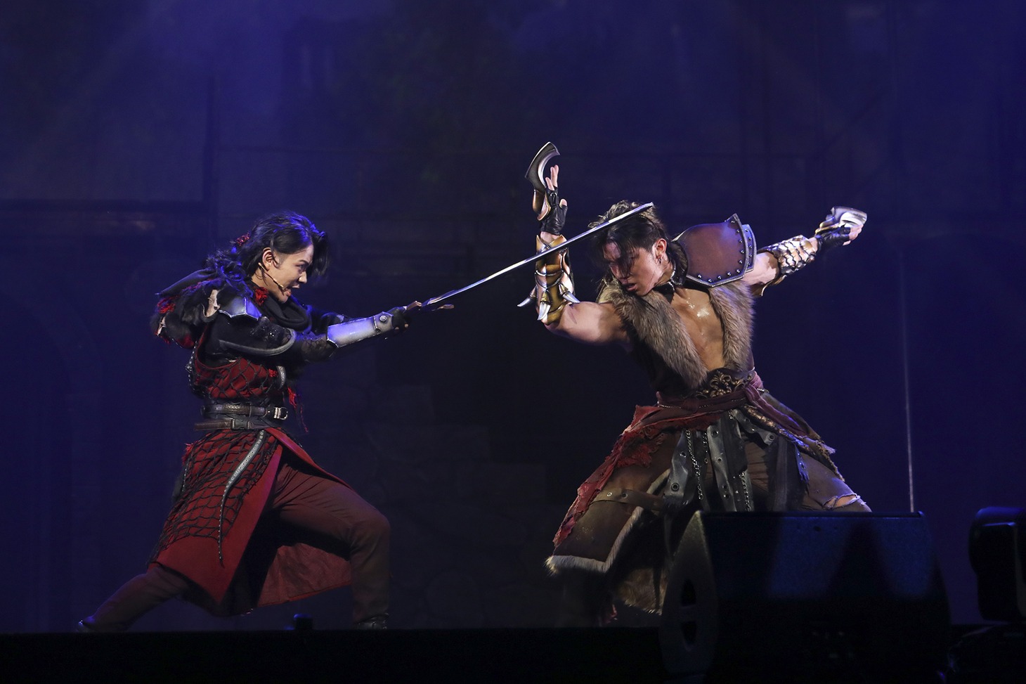 「REAL RPG STAGE『ETERNAL2』-荒野に燃ゆる正義-」舞台パートより。(c)Asobimo, Inc. (c)YOSHITAKA AMANO (c)LDH JAPAN