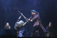 「REAL RPG STAGE『ETERNAL2』-荒野に燃ゆる正義-」舞台パートより。(c)Asobimo, Inc. (c)YOSHITAKA AMANO (c)LDH JAPAN