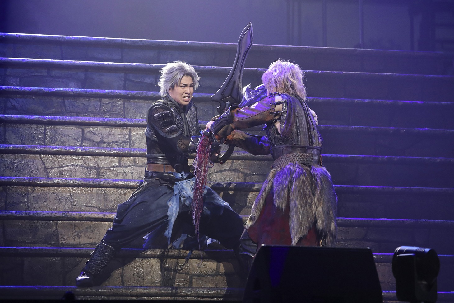 「REAL RPG STAGE『ETERNAL2』-荒野に燃ゆる正義-」舞台パートより。(c)Asobimo, Inc. (c)YOSHITAKA AMANO (c)LDH JAPAN