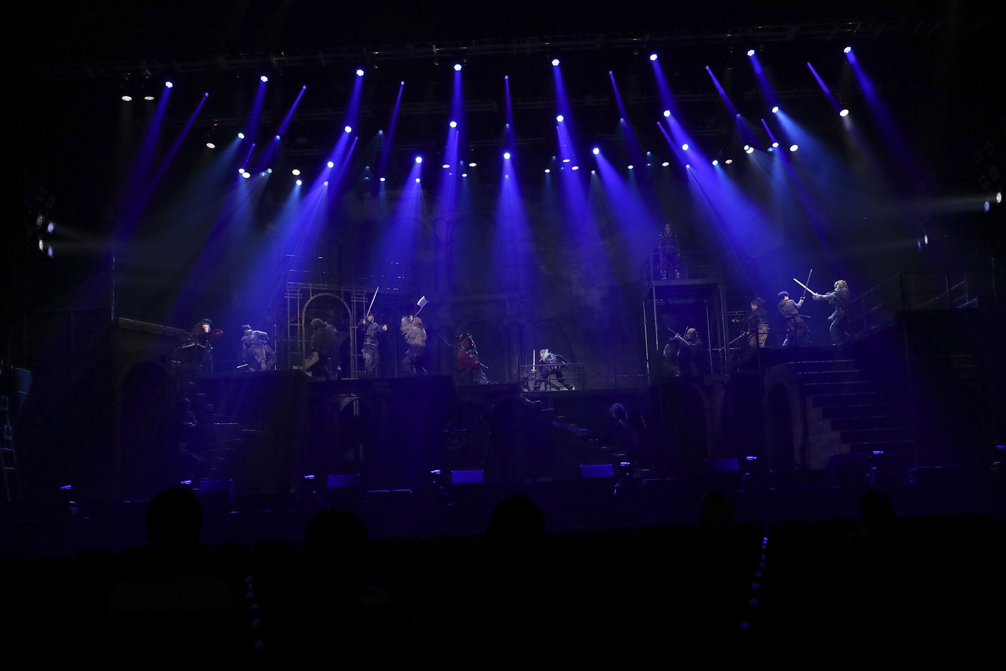 「REAL RPG STAGE『ETERNAL2』-荒野に燃ゆる正義-」舞台パートより。(c)Asobimo, Inc. (c)YOSHITAKA AMANO (c)LDH JAPAN