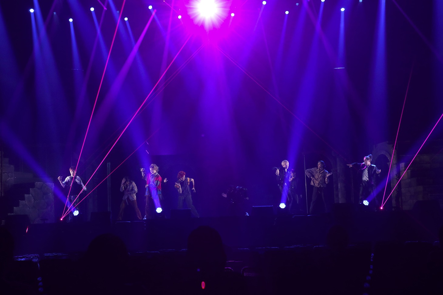 「REAL RPG STAGE『ETERNAL2』-荒野に燃ゆる正義-」ライブパートより。(c)Asobimo, Inc. (c)YOSHITAKA AMANO (c)LDH JAPAN