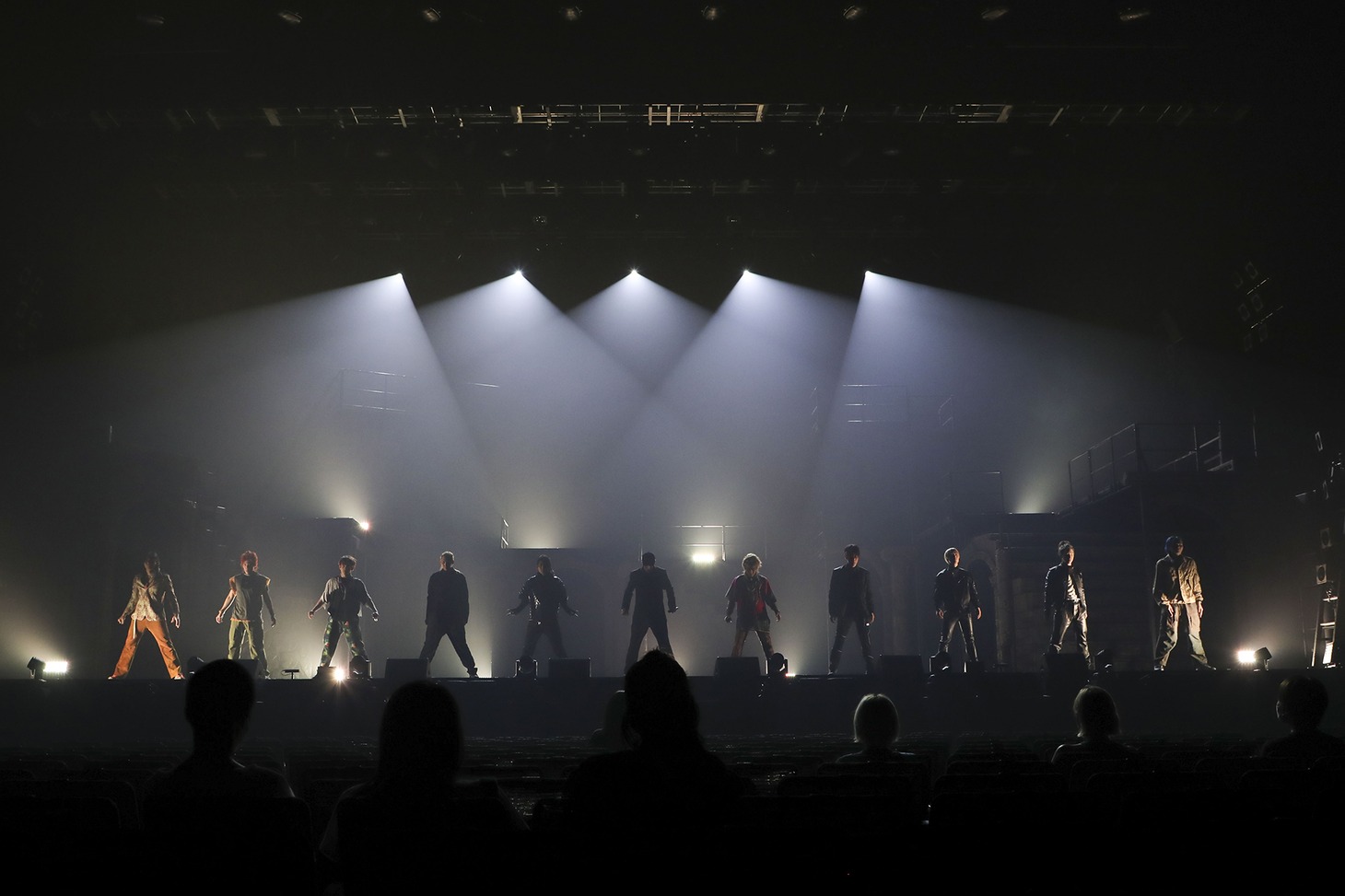 「REAL RPG STAGE『ETERNAL2』-荒野に燃ゆる正義-」ライブパートより。(c)Asobimo, Inc. (c)YOSHITAKA AMANO (c)LDH JAPAN
