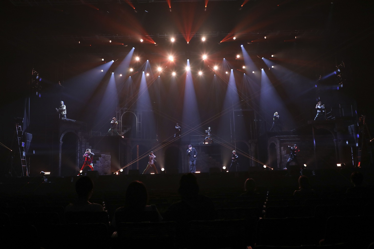 「REAL RPG STAGE『ETERNAL2』-荒野に燃ゆる正義-」ライブパートより。(c)Asobimo, Inc. (c)YOSHITAKA AMANO (c)LDH JAPAN