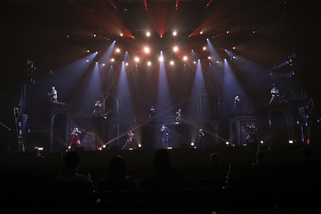 「REAL RPG STAGE『ETERNAL2』-荒野に燃ゆる正義-」ライブパートより。(c)Asobimo, Inc. (c)YOSHITAKA AMANO (c)LDH JAPAN