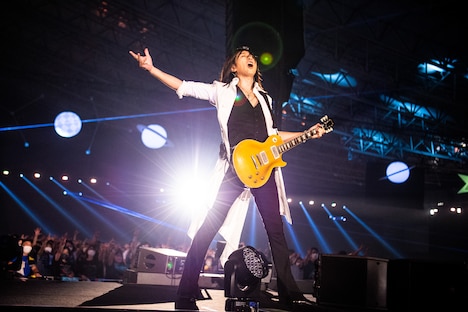 TAKURO（G）（撮影：岡田裕介）