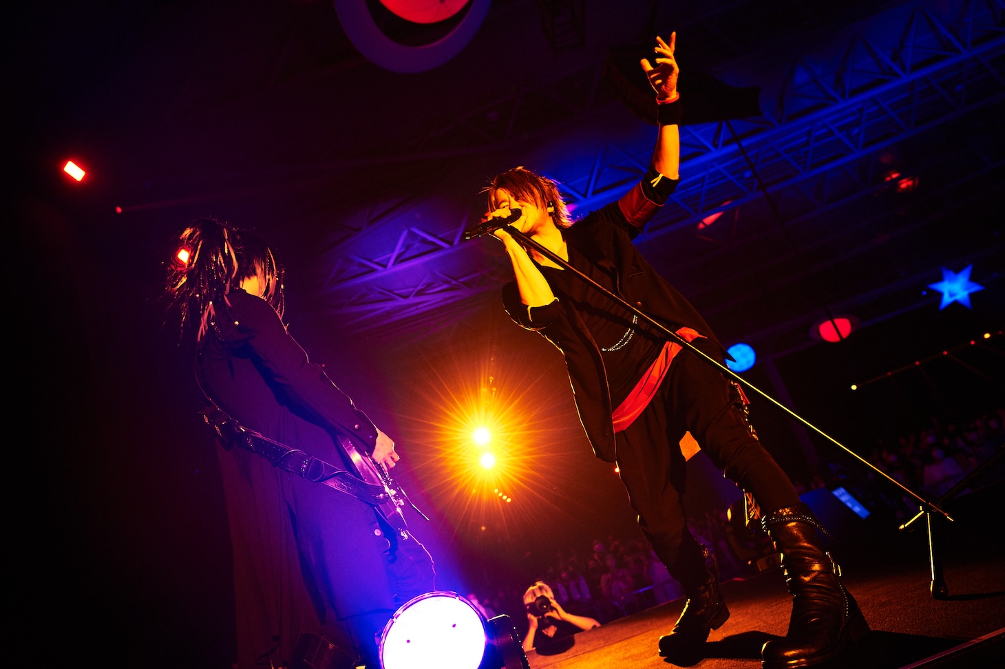 左からHISASHI（G）、TERU（Vo）。（撮影：田辺佳子）